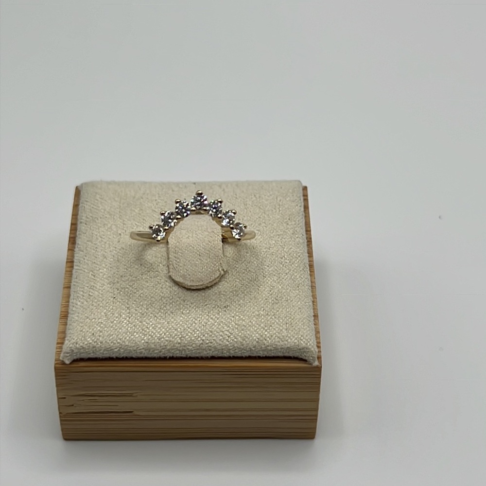 Crown Wedding Band 7 round brilliant stones in 10kt solid gold - Picture 6 of 9